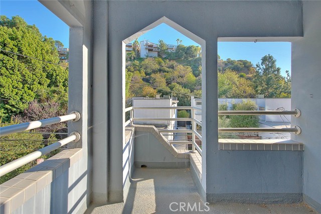 Detail Gallery Image 3 of 69 For 6423 Deep Dell, Hollywood,  CA 90068 - 3 Beds | 2/1 Baths