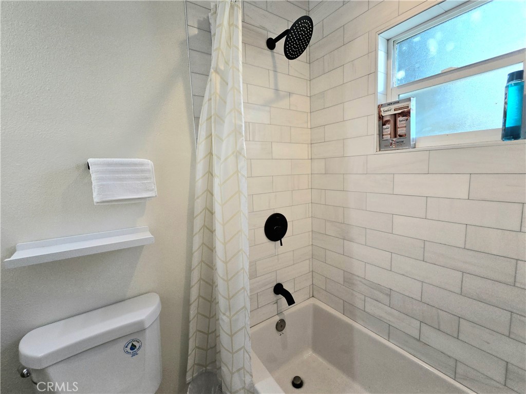 https://media.crmls.org/medias/8d6ea3eb-f2ea-4581-9a41-89567b28dbc6.jpg?preset=X-Large
