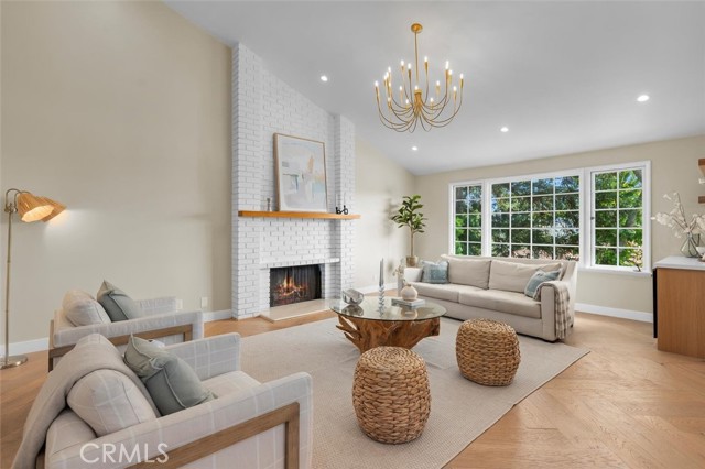 Detail Gallery Image 13 of 52 For 17481 Tramonto Dr, Pacific Palisades,  CA 90272 - 4 Beds | 3 Baths