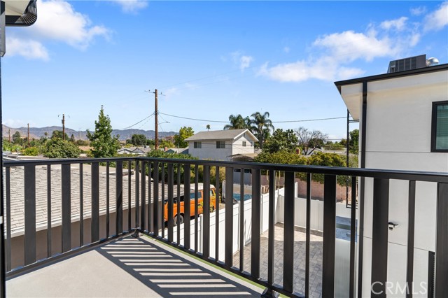 Detail Gallery Image 12 of 20 For 11140 Woodley Ave #1/2,  Granada Hills,  CA 91344 - 3 Beds | 2 Baths