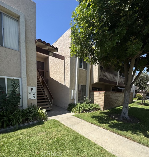 Detail Gallery Image 3 of 31 For 700 W La Veta Ave #F3,  Orange,  CA 92868 - 2 Beds | 2 Baths