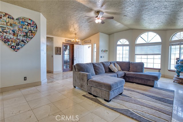 Detail Gallery Image 9 of 44 For 8323 Peach Ave, Hesperia,  CA 92345 - 4 Beds | 2/1 Baths
