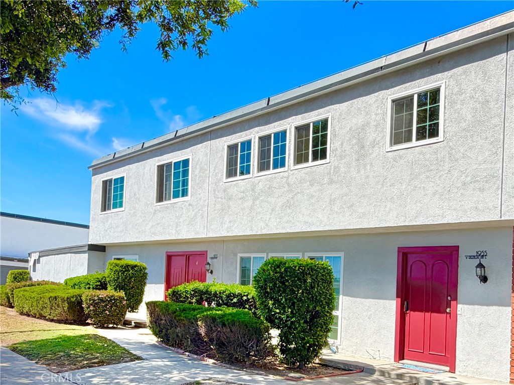 1955 W Greenleaf Avenue #E