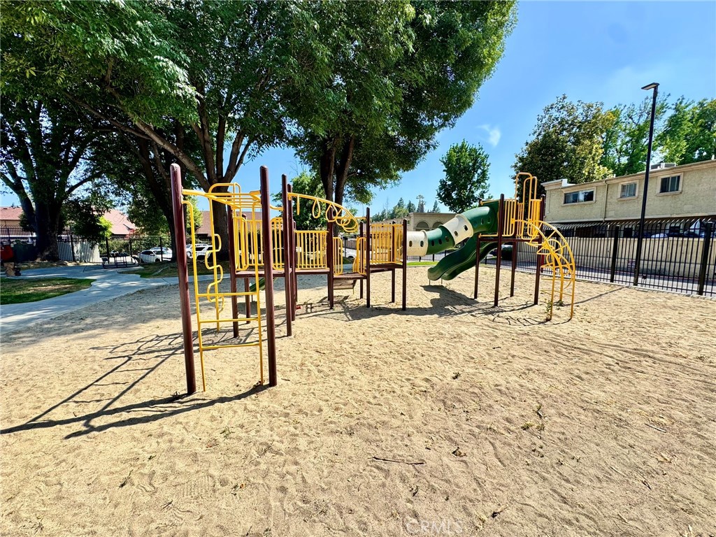 https://media.crmls.org/medias/8d8480cd-c9cc-479f-8f55-8382e02996c9.jpg?preset=X-Large