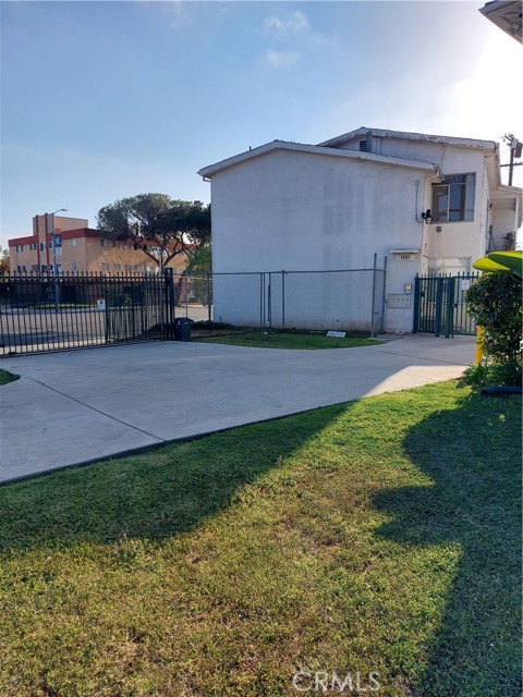 Detail Gallery Image 7 of 24 For 1891 Buckingham Rd #1,  Los Angeles,  CA 90019 - 3 Beds | 2 Baths