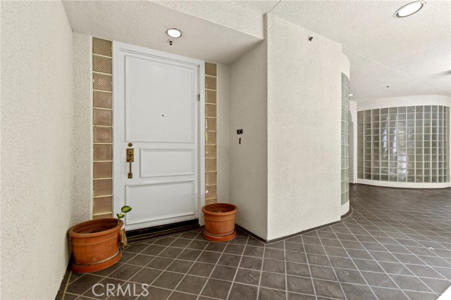 2122 Century Park Lane, Los Angeles CA: https://media.crmls.org/medias/8d86393a-0c30-44c3-90d1-09f51a366099.jpg