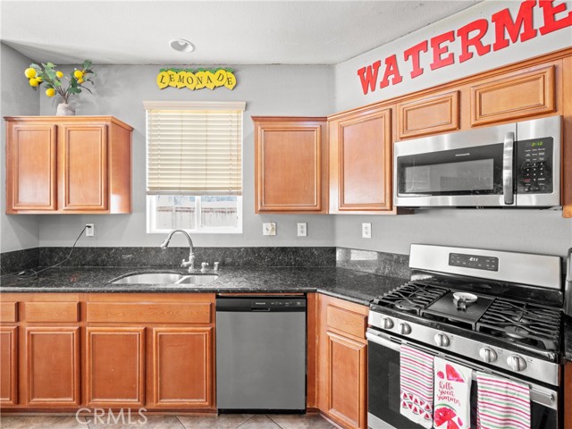 Detail Gallery Image 13 of 27 For 12592 Elton St, Victorville,  CA 92392 - 4 Beds | 3 Baths