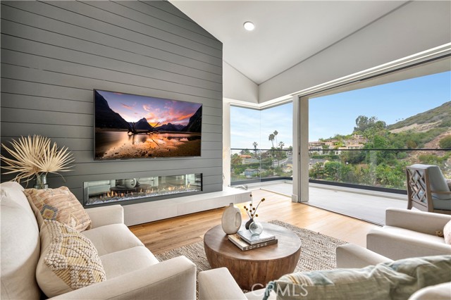 Detail Gallery Image 12 of 68 For 553 Temple Hills Dr, Laguna Beach,  CA 92651 - 5 Beds | 4/1 Baths