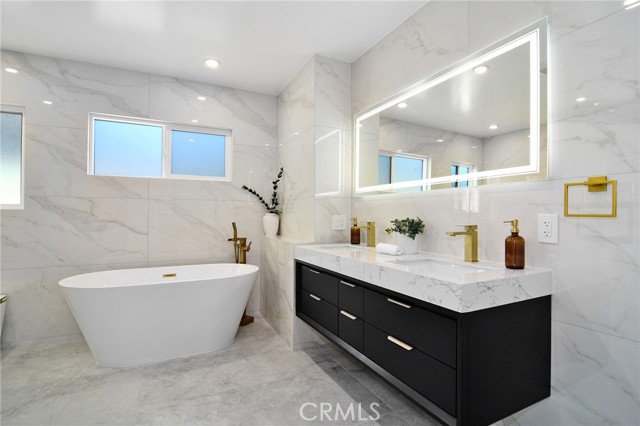 17420 Collins Street photo 17