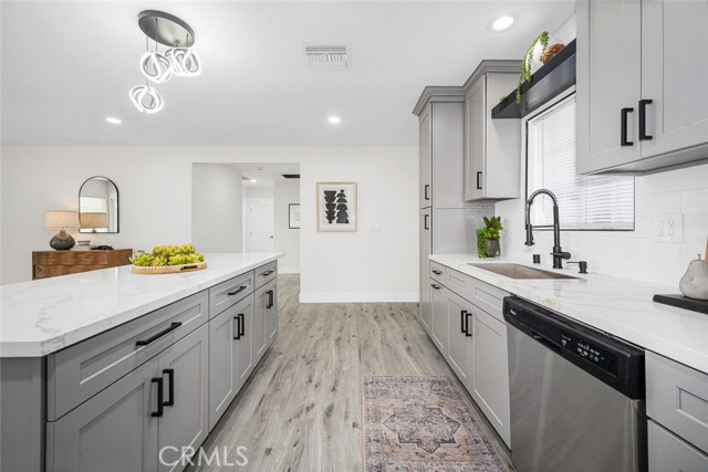 Detail Gallery Image 5 of 31 For 2612 Manhattan Beach Bld, Gardena,  CA 90249 - 3 Beds | 2 Baths