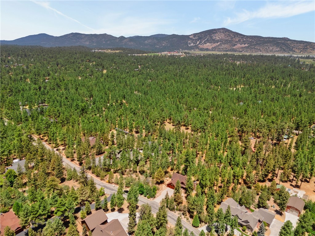 https://media.crmls.org/medias/8d996560-7da4-4b73-8441-cd3143c0526a.jpg?preset=X-Large