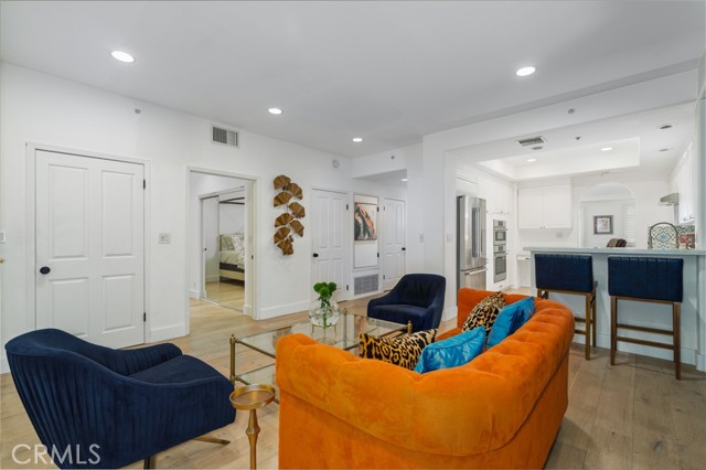 Detail Gallery Image 4 of 31 For 11740 W Sunset Bld #14,  Los Angeles,  CA 90049 - 2 Beds | 3 Baths