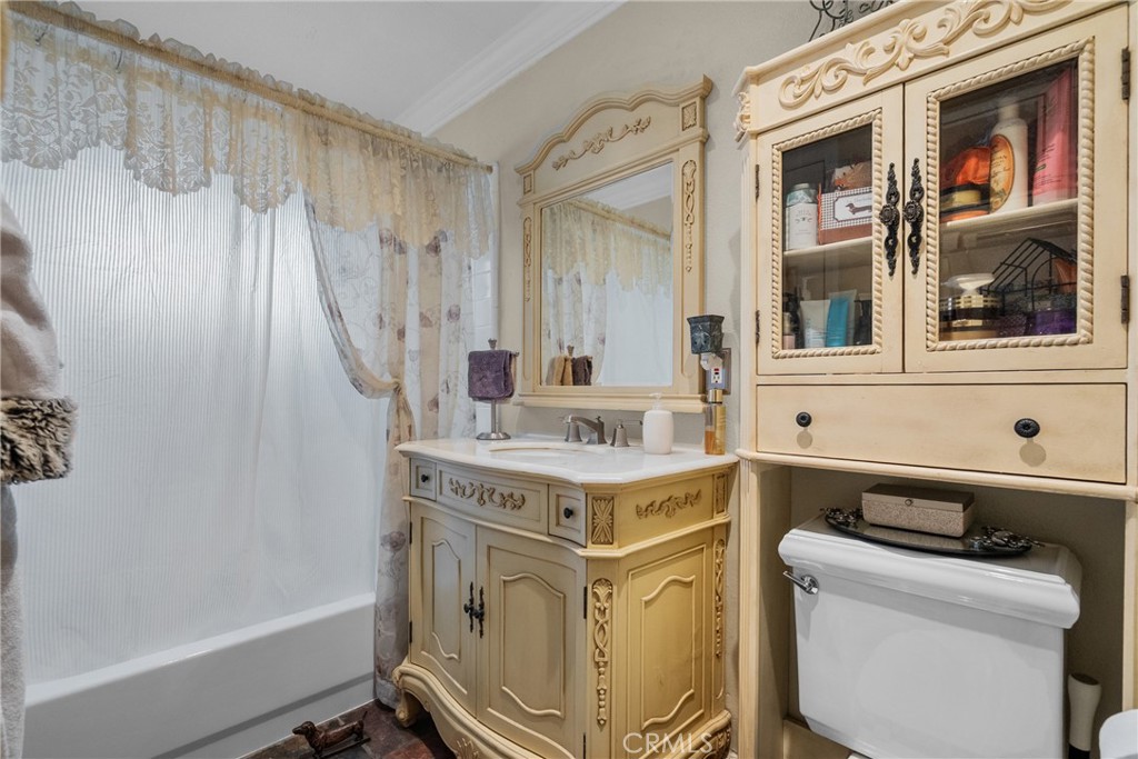 https://media.crmls.org/medias/8d9ce6fe-4979-4555-b040-9b9c8d1c735e.jpg?preset=X-Large