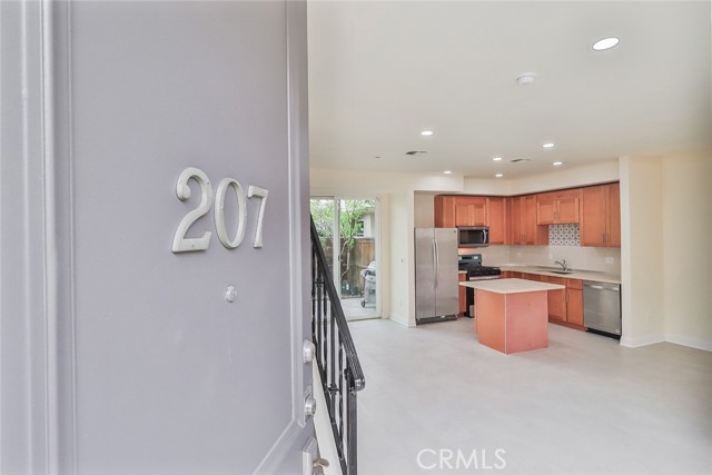 Detail Gallery Image 6 of 46 For 7132 Farralone Ave #207,  Canoga Park,  CA 91303 - 3 Beds | 2/1 Baths
