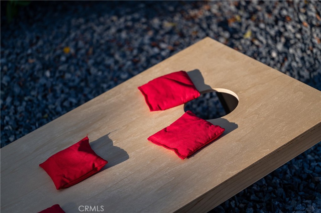 https://media.crmls.org/medias/8d9e19b1-3f11-4a12-975d-21664b46e378.jpg?preset=X-Large