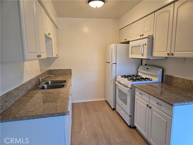 Detail Gallery Image 4 of 11 For 780 Earlham St #7,  Pasadena,  CA 91101 - 2 Beds | 2 Baths