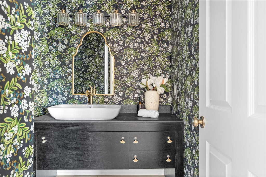 https://media.crmls.org/medias/8da1a299-8a34-4590-bda4-ad3b763f808f.jpg?preset=X-Large