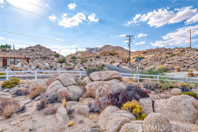 Detail Gallery Image 4 of 75 For 6107 Mandarin Rd, Yucca Valley,  CA 92284 - 3 Beds | 3/1 Baths