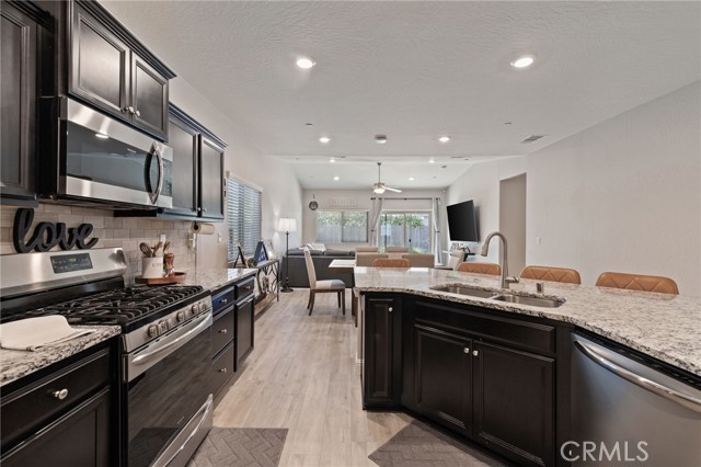 Detail Gallery Image 5 of 32 For 748 Expedition Way, Madera,  CA 93636 - 3 Beds | 2 Baths