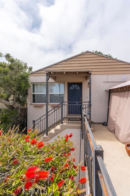 717 Juanita Avenue, Redondo Beach, California 90277, 3 Bedrooms Bedrooms, ,1 BathroomBathrooms,Residential,Sold,Juanita,SB23072511