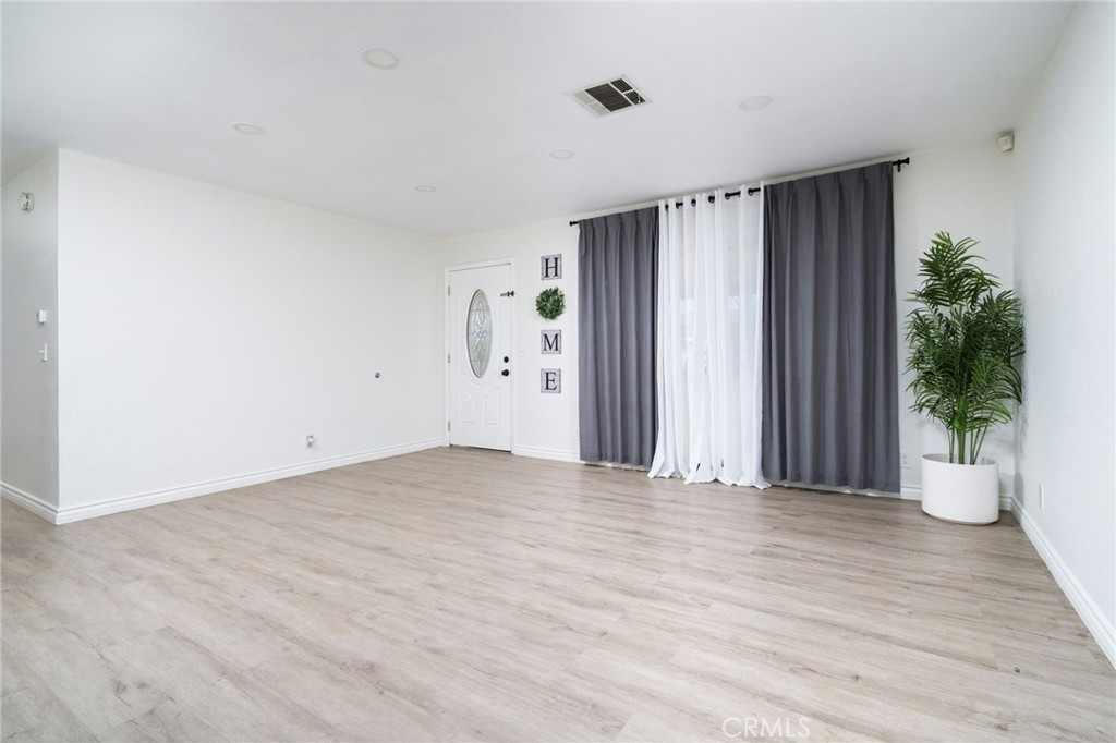 https://media.crmls.org/medias/8dacf5a0-5182-4f06-bfc8-3398497170c4.jpg?preset=X-Large