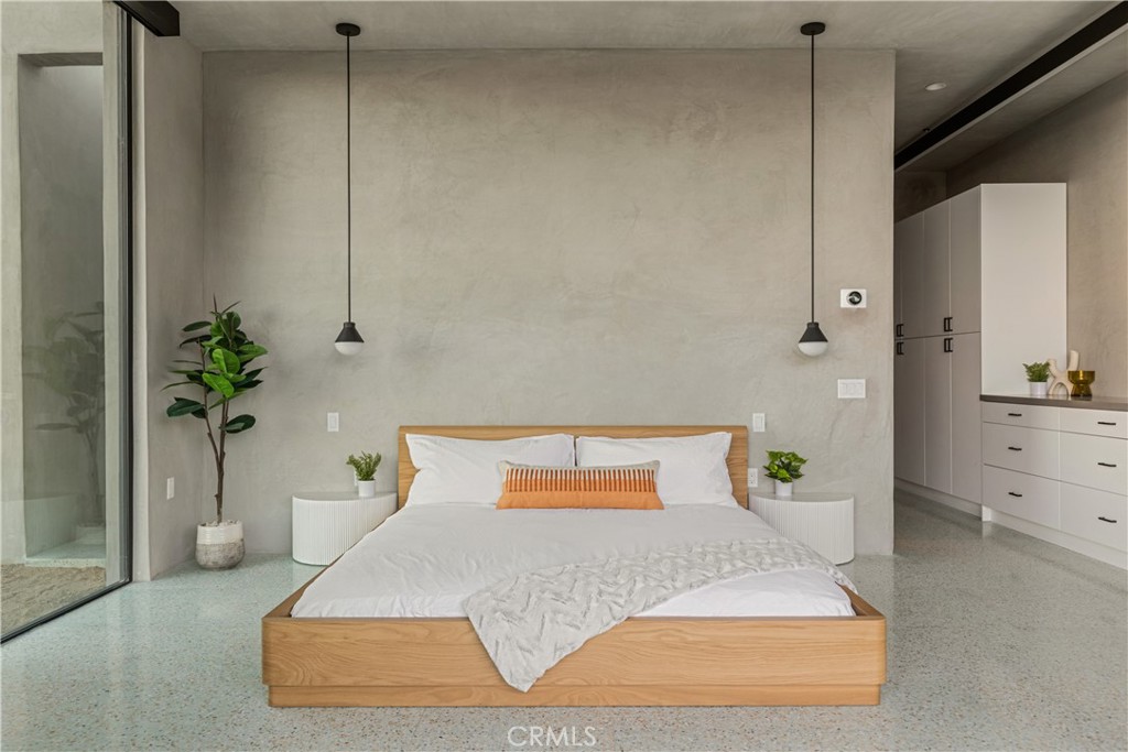 https://media.crmls.org/medias/8db014ae-d75d-4727-ab01-c72e8deb989e.jpg?preset=X-Large