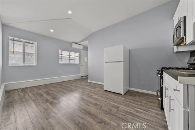 8447 Colbath Avenue, Panorama City CA: https://media.crmls.org/medias/8db1eee8-1b6c-45aa-89a7-f8ebfbd91d27.jpg
