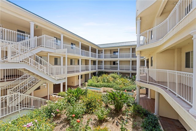 530 W Stocker Street, Glendale CA: https://media.crmls.org/medias/8db37415-51a0-4ef0-bbac-a02c360a6771.jpg