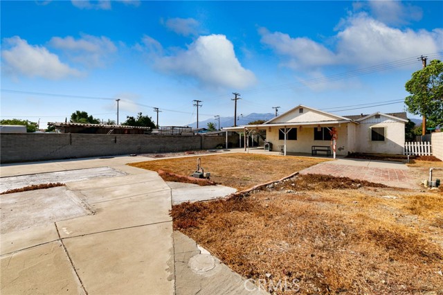 14935 Hibiscus Avenue, Fontana CA: https://media.crmls.org/medias/8dbbffe4-8c61-46a6-ad6a-5684f0f6cd05.jpg