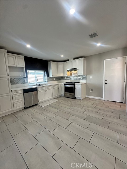 Detail Gallery Image 8 of 22 For 12790 Desert Creek Cir, Victorville,  CA 92395 - 3 Beds | 2 Baths
