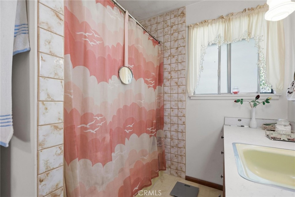 https://media.crmls.org/medias/8dbe8eea-4b16-4e24-8dfd-d5e3abfd66a7.jpg?preset=X-Large