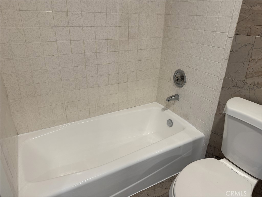 https://media.crmls.org/medias/8dc27d2c-27f3-4099-aedf-a897344a93fe.jpg?preset=X-Large