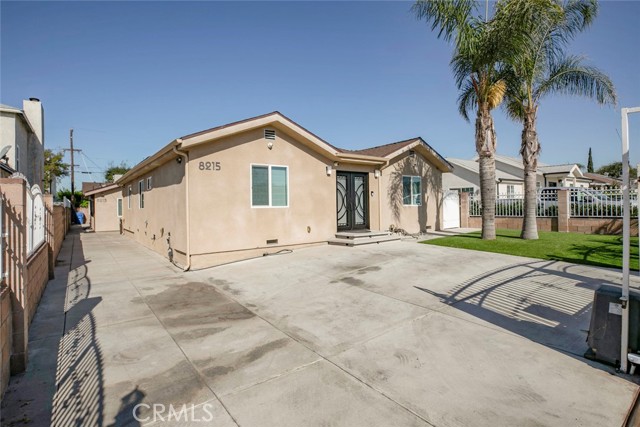 8215 Saint Clair Avenue, North Hollywood CA: https://media.crmls.org/medias/8dc44528-ee36-4a41-9b09-e73ede0d549c.jpg