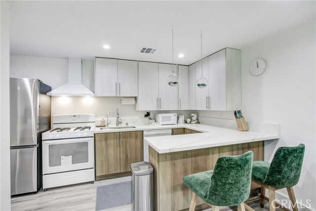 20200 Clark Street, Woodland Hills CA: https://media.crmls.org/medias/8dc5d62e-ba16-48ab-b8e5-e878932d7582.jpg