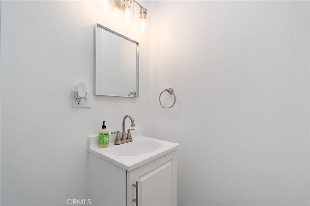https://media.crmls.org/medias/8dc73c44-cbab-4e1e-9884-75ab44100c93.jpg?preset=X-Large