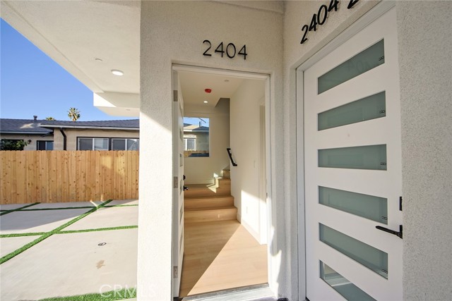 2402 S Cochran Avenue, Los Angeles CA: https://media.crmls.org/medias/8dc911b6-1920-413e-8ec0-bd5c64b9d95b.jpg