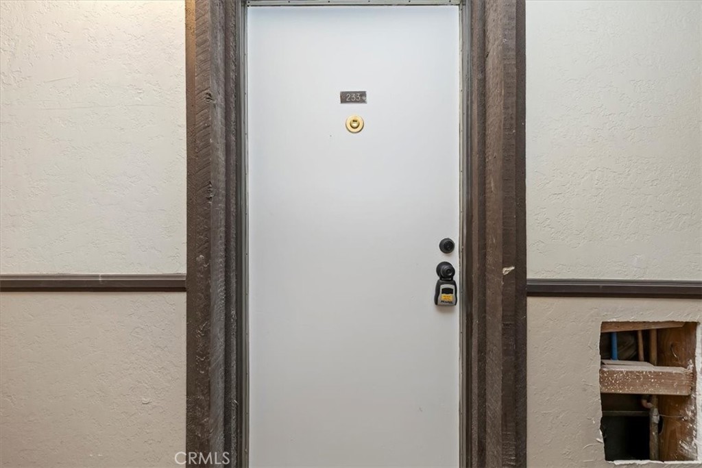 https://media.crmls.org/medias/8dcc05b6-758a-41d9-8a03-00829019cfd1.jpg?preset=X-Large