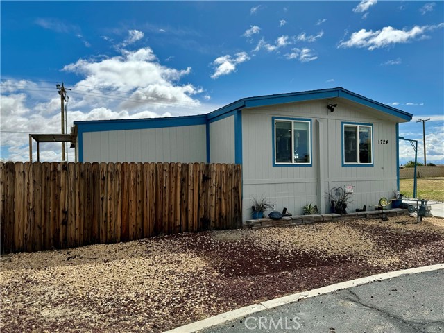 Detail Gallery Image 2 of 30 For 1724 Sandra Way, Rosamond,  CA 93560 - 4 Beds | 2 Baths