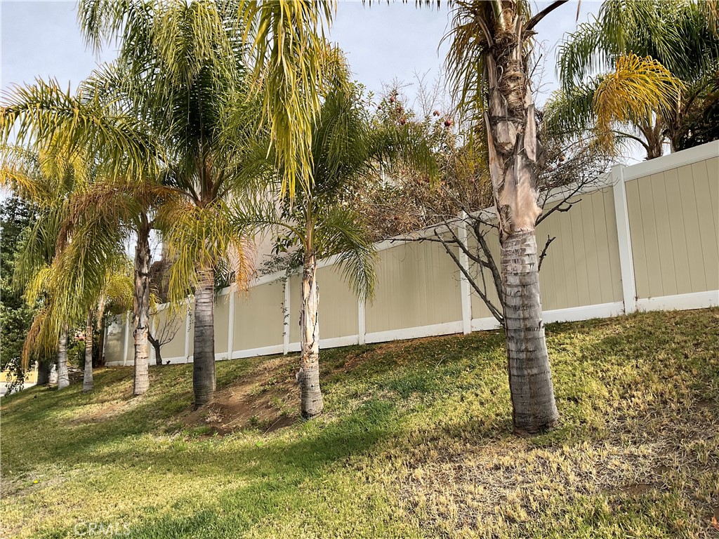https://media.crmls.org/medias/8dcd1bf5-519d-4533-8acd-c99d27783f8c.jpg?preset=X-Large