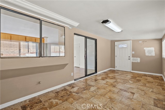 529 Hilltop, Palmdale CA: https://media.crmls.org/medias/8dce49c5-bf9e-40f7-aefc-d75c4978ff68.jpg