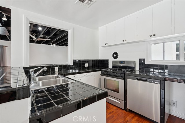 Detail Gallery Image 9 of 21 For 305 Marine, Newport Beach,  CA 92662 - 2 Beds | 1 Baths