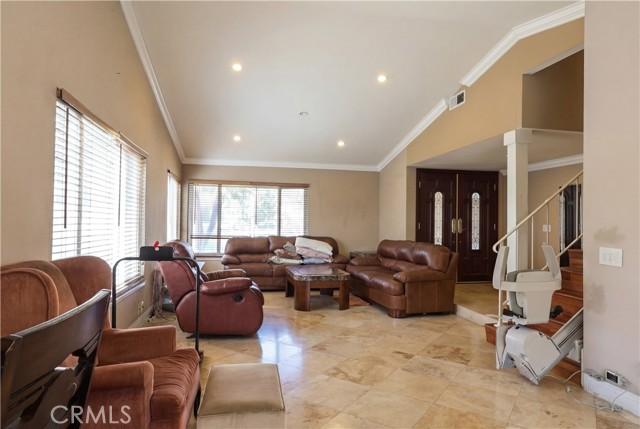 Detail Gallery Image 6 of 19 For 2525 S Manitoba, Santa Ana,  CA 92704 - 4 Beds | 2/1 Baths