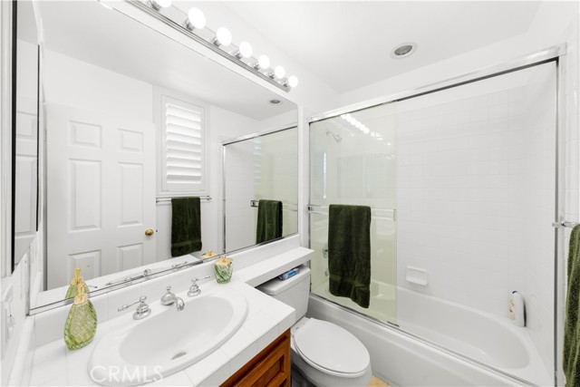 1040 S Summer Breeze Lane, Anaheim CA: https://media.crmls.org/medias/8dd48cde-e27d-42a5-b053-c2484f39067c.jpg