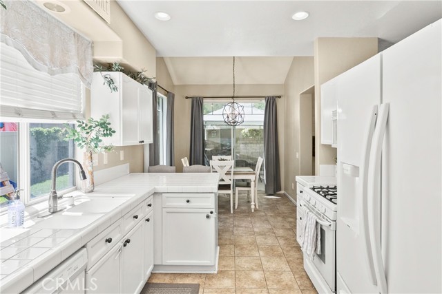 Detail Gallery Image 12 of 31 For 30335 Marigold Cir, Castaic,  CA 91384 - 3 Beds | 2/1 Baths