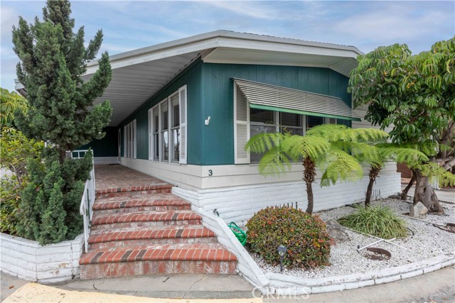 Detail Gallery Image 1 of 27 For 18601 Newland St #3,  Huntington Beach,  CA 92646 - 2 Beds | 2 Baths