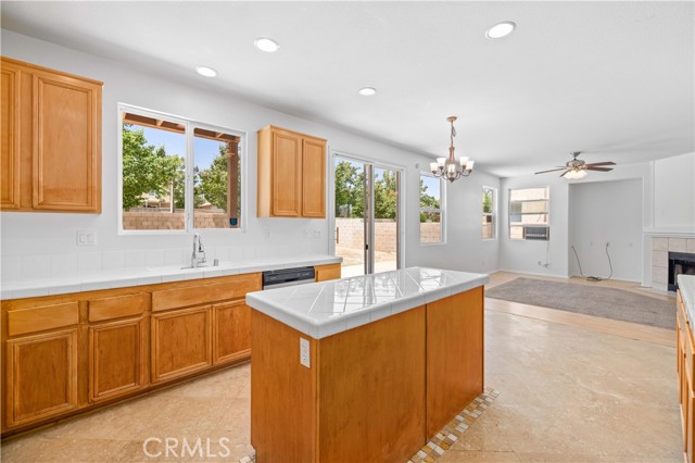 Detail Gallery Image 9 of 29 For 39221 Chantilly Ln, Palmdale,  CA 93551 - 5 Beds | 4 Baths