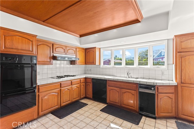 Kitchen with 5 Pane Garden Window