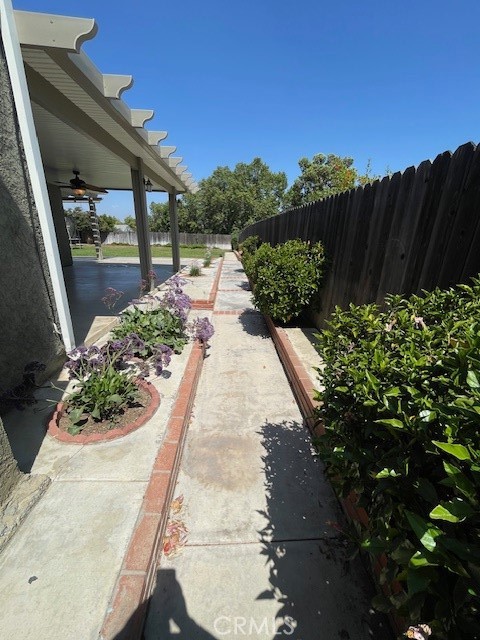 5674 Avenue Juan Bautista, Jurupa Valley CA: https://media.crmls.org/medias/8dde25e9-a46b-4247-a64b-f54cbca22693.jpg