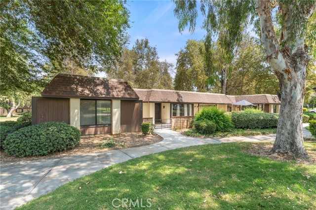 8809 Amigos Place, Riverside CA: https://media.crmls.org/medias/8ddfb217-c16c-43fa-a2fa-24534b527004.jpg