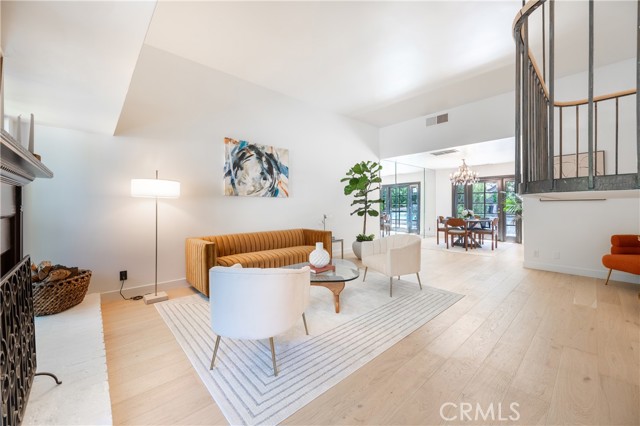Detail Gallery Image 4 of 28 For 16990 Escalon Dr, Encino,  CA 91436 - 3 Beds | 2/1 Baths